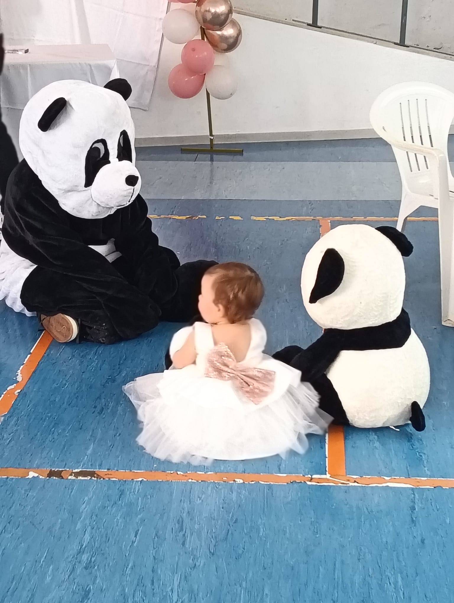 Festa de aniversário decorada com balões e mascotes panda